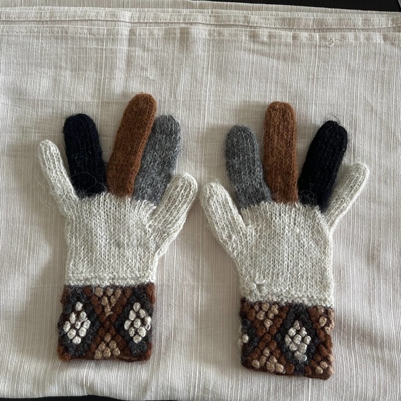 Adorable wool gloves from Peru 🇵🇪 . Size small.  GUC. - Picture 4 of 5